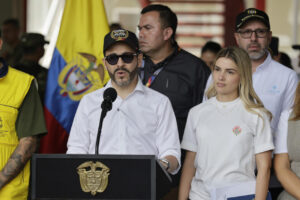 Colombia proyecta la reconstrucción mientras continúa la búsqueda entre los escombros