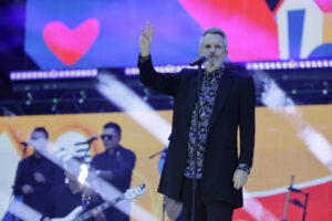 Karol G, Yatra y Bosé unen ritmos en concierto solidario tras el terremoto en Colombia