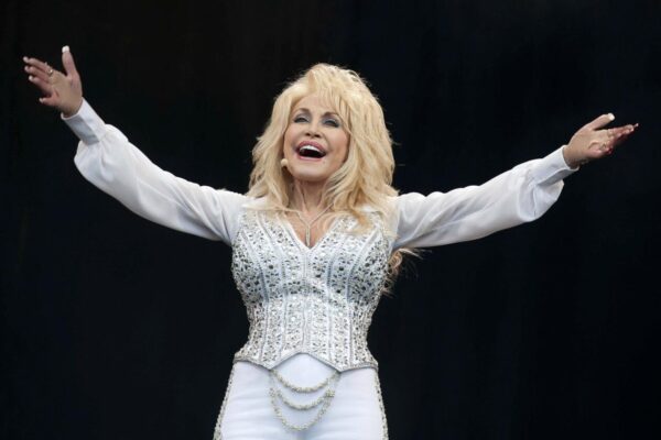 El cambio de guardia de Buckingham homenajea a Dolly Parton con una versión de ‘9 to 5’