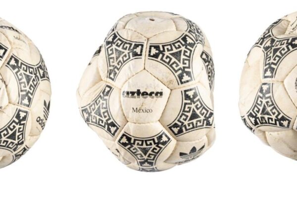 El balón de la “Mano de Dios” de Maradona se subasta por más de 3 millones de dólares