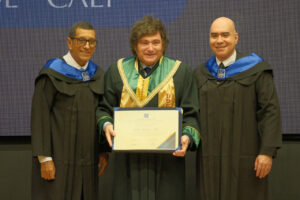 Milei recibe doctorado honoris causa en Administración de la Universidad Santiago de Cali