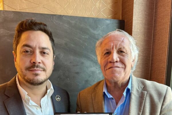 Gustavo Lainette entrega a Luis Almagro denuncias documentadas sobre negligencia del régimen venezolano tras los terremotos
