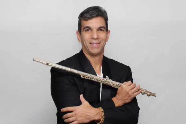 Ganador del Latin Grammy Huáscar Barradas llega a Houston con “Una Flauta Exitosa” y convierte la orquesta sinfónica en un modelo para el éxito empresarial