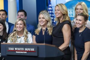 Trump aún no ha tomado una decisión sobre el reemplazo de su secretaria de Prensa saliente