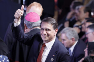 El Senado de EE.UU. confirma a Todd Blanche, exabogado de Trump, como fiscal general