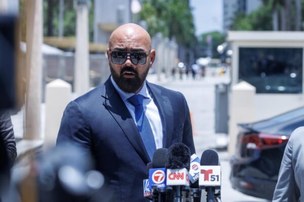 Los hermanos Tate piden libertad bajo fianza en Miami ante los cargos de trata de personas