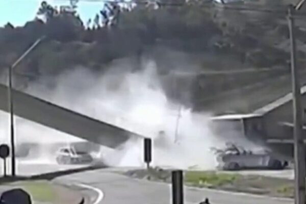 Dos muertos al desplomarse un puente tras el impacto de un camión en una ruta en São Paulo