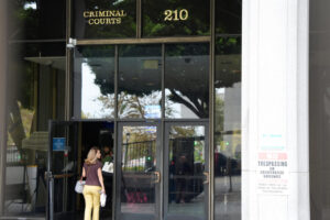 Fiscal descarta pena de muerte para Nick Reiner en el caso del asesinato de sus padres