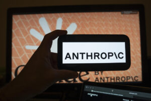 Dimite un ingeniero de Anthropic porque su compañía y OpenAI juegan “con nuestras vidas”
