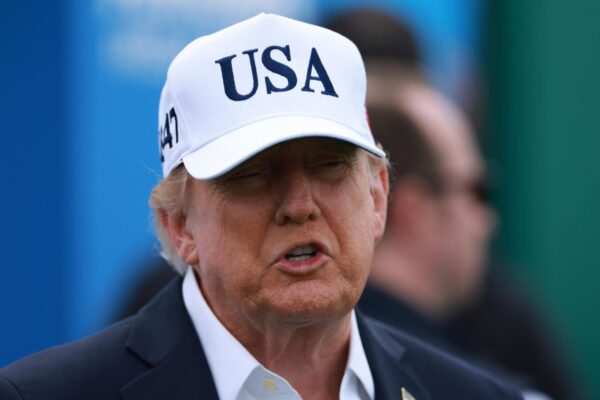 Trump acusa al Supremo de que sus decisiones “erróneas” han costado “billones” a EEUU