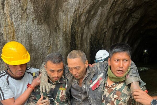 Nepal y China sitúan en 1.372 los muertos doce días después de las devastadoras riadas