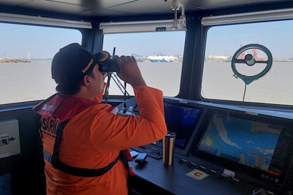 Seis muertos, 130 desaparecidos y 107 rescatados en Indonesia por el naufragio en un barco