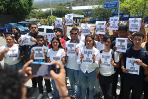 Jóvenes reclaman frente al principal aeropuerto de Venezuela que se permita el regreso de Machado