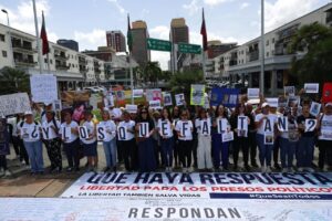 Familias de presos políticos piden a Delcy Rodríguez más liberaciones y responder por DDHH