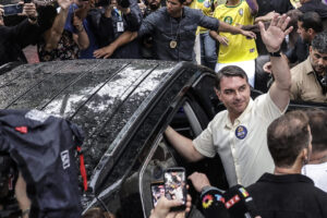 Estados Unidos anuncia que acogerá a Flávio Bolsonaro y a su familia