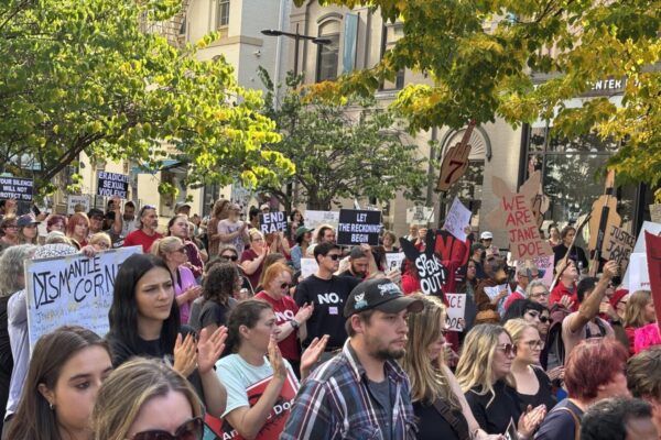 Una ola roja clama contra la violación en Cornell y exige la dimisión de su directiva
