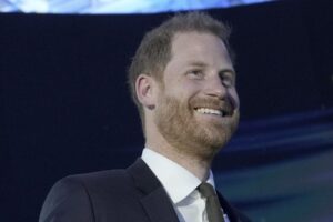 El príncipe Enrique dice que desea reconciliarse con su familia, pero algunos “no quieren”