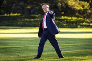 Trump sopesa convertir sala de prensa de la Casa Blanca en piscina como su “último legado”