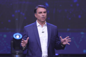 Flávio Bolsonaro se declara “presidente electo de Brasil” y luego da marcha atrás