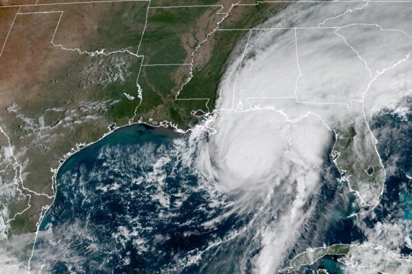Más de 16.000 electricistas de Florida se preparan para el huracán Isaías en EEUU