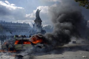 Detenidas 400 personas por actos de violencia en la jornada de protesta masiva en Francia