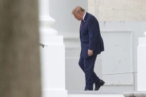 Trump evita comentar autoproclamación de Bolsonaro pero considera “extraños” los comicios